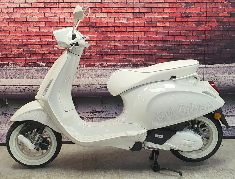 Vespa Sprint 125   White 2025  Full UK Delivery Available.