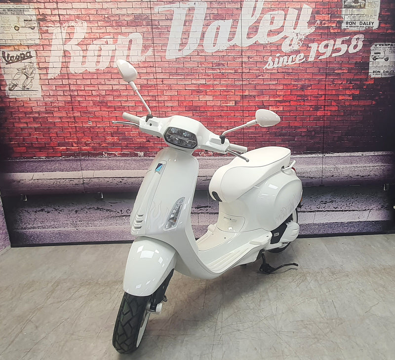 Vespa Sprint 125  - White 2024 - Massive  £851 Saving on RRP.  UK Delivery Available.